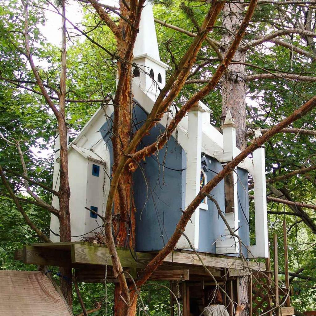 Не только безопасность: знакомый рассказал, на что обратить внимание при строительстве дома на дереве