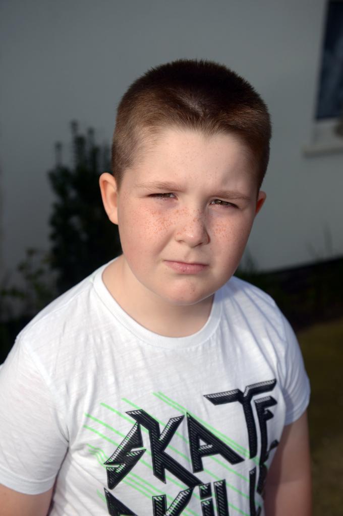7-летнему мальчику запретили играть на детской площадке, пока он не сделает себе "нормальную" прическу. И это в школе, где работает завуч с розовыми волосами