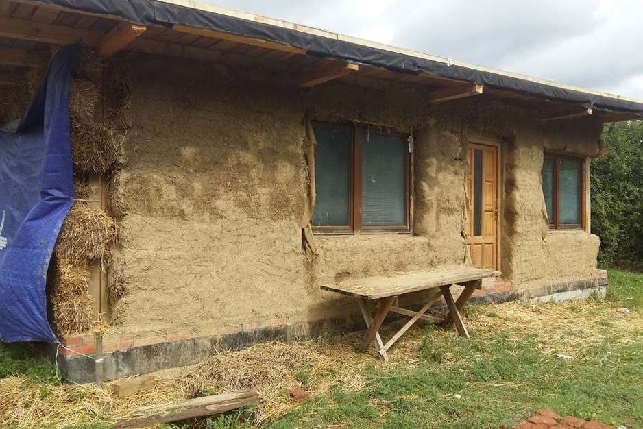 Молодая семья построила дом из соломы и глины. Что получилось (фото)