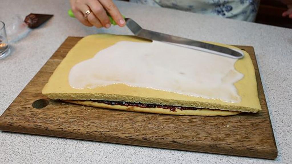 Вспомним детство: приготовим песочное пирожное с глазурью из СССР