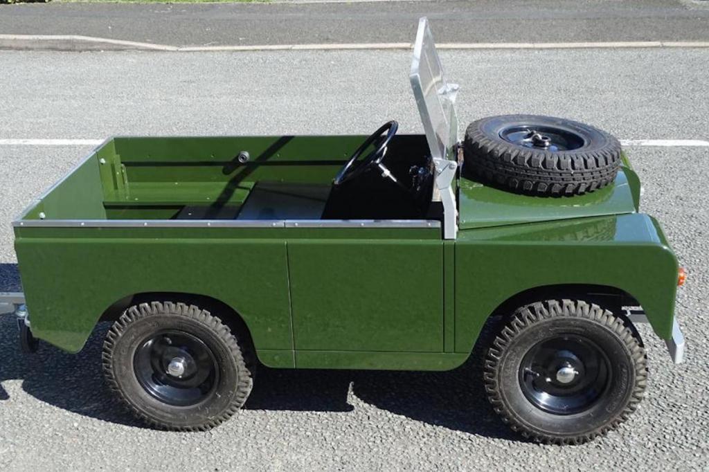 Это не игрушка с педальным приводом: электрический Land Rover - детский вариант с жилым вагончиком