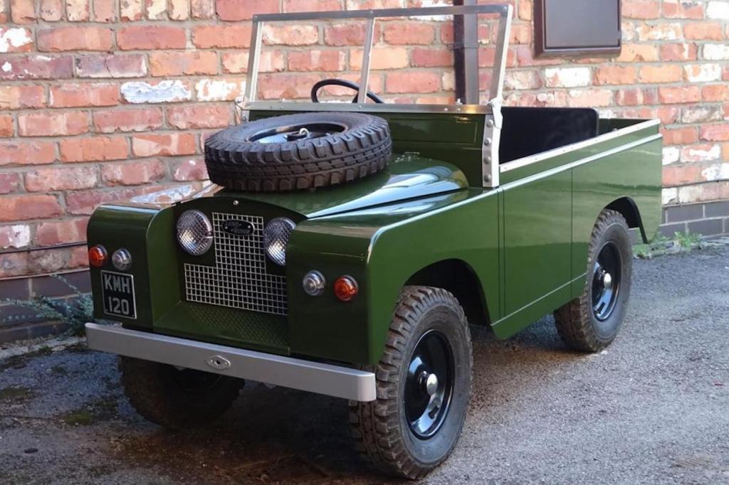 Это не игрушка с педальным приводом: электрический Land Rover - детский вариант с жилым вагончиком