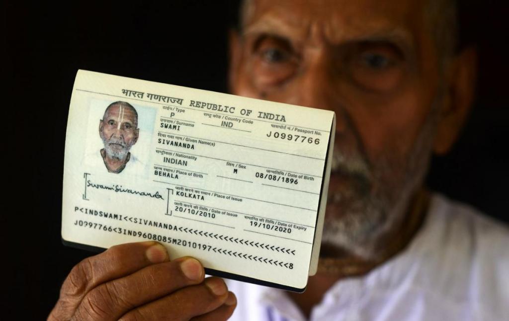Пожилого мужчину в аэропорту приняли за путешественника во времени: все произошло из-за его возраста, указанного в паспорте