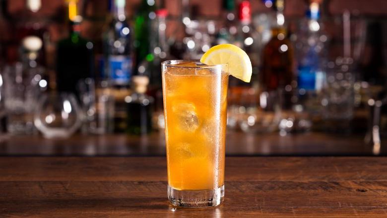 "Московский мул", "Кровавая Мэри" и другие: знакомый бармен рассказал, какие коктейли не стоит заказывать в заведениях