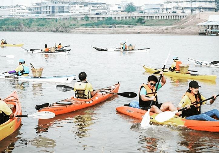 В Таиланде волонтеры на каяках вытащили из реки более 2 тонн пластика