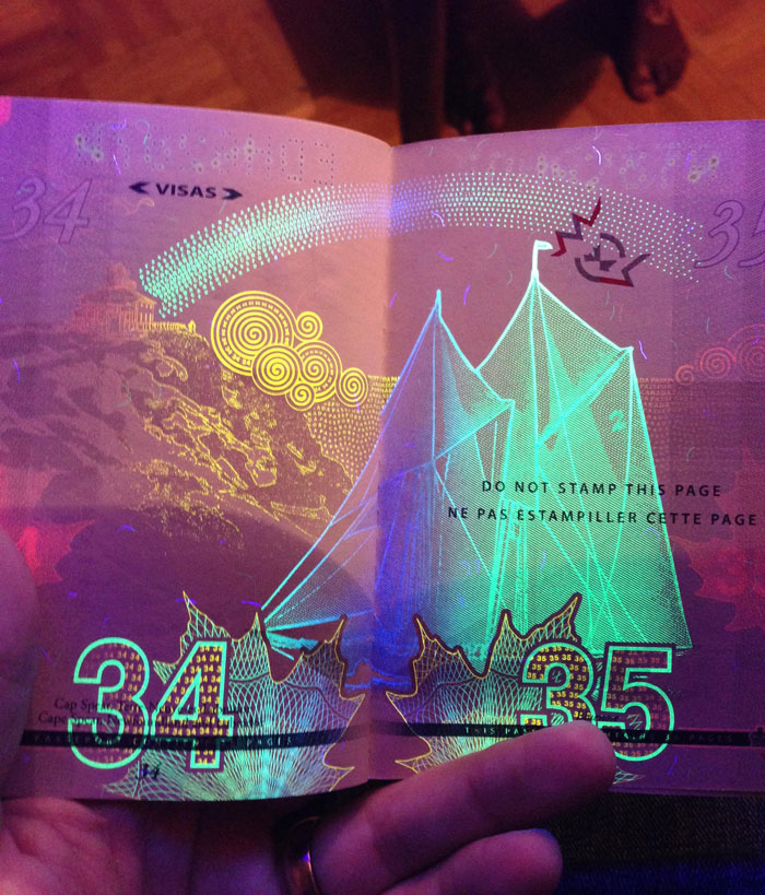 Паспорта граждан Канады содержат скрытые изображения, видимые только в ультрафиолетовом свете (фото)