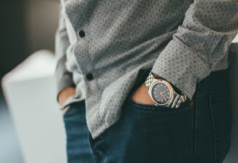 Заклепки на джинсах, карман в нижнем белье: скрытые функции одежды, которую вы повседневно носите. Попробуем разобраться