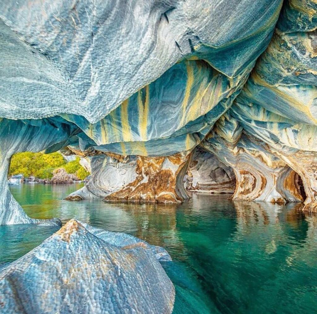 Мраморные пещеры в Патагонии: им более 6000 лет, и цвет меняется в зависимости от времени года