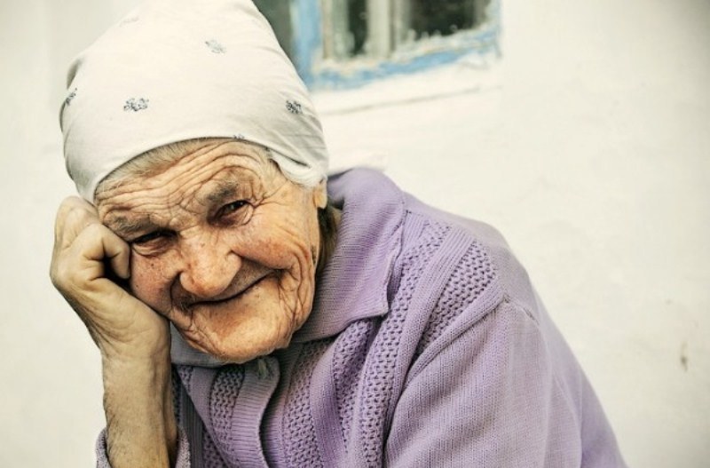 83-летняя бабушка написала трогательное письмо подруге. К ее словам стоит прислушаться каждому из нас
