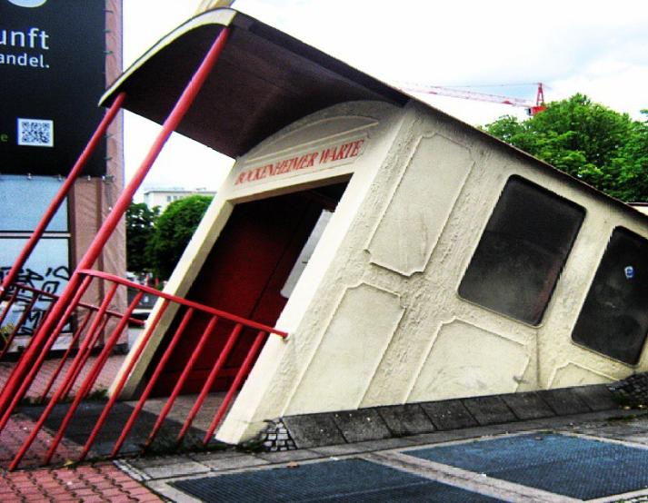 Дерзкий городской дизайн: вход в метро во Франкфурте выглядит как ушедший под землю трамвай