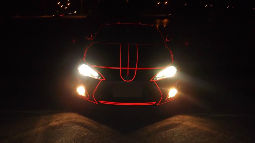 Это что-то невероятное: мужчина сделал из своего автомобиля машину из фильма "Трон", используя лишь виниловую светоотражающую ленту