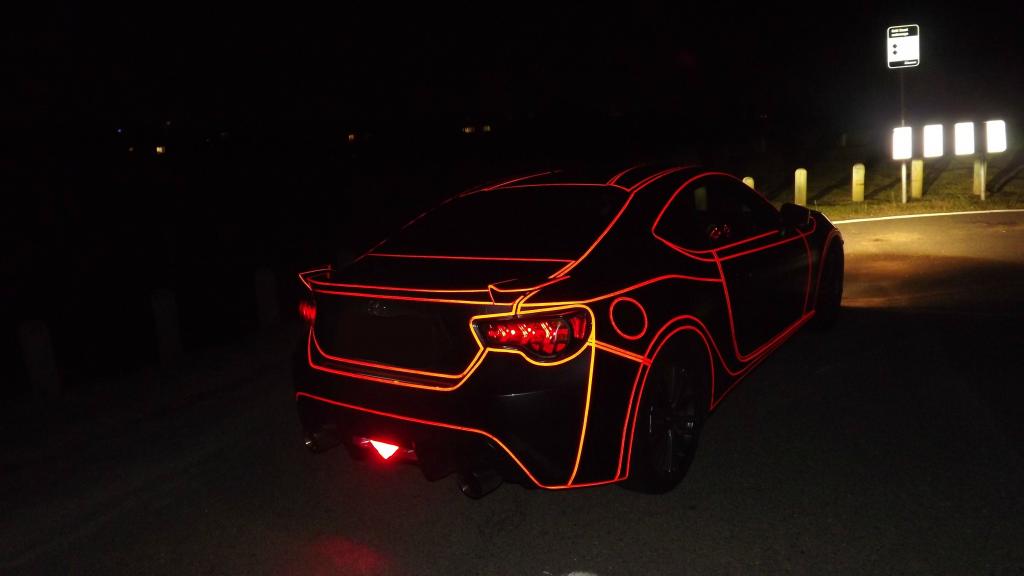 Это что-то невероятное: мужчина сделал из своего автомобиля машину из фильма "Трон", используя лишь виниловую светоотражающую ленту