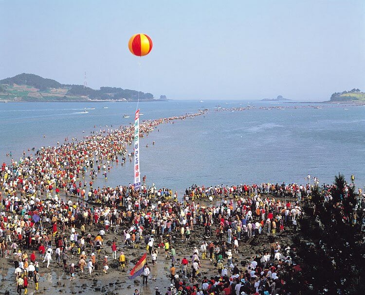 И разверзлись воды моря: в Южной Корее дважды в год можно стать свидетелем легендарного "чуда Моисея"