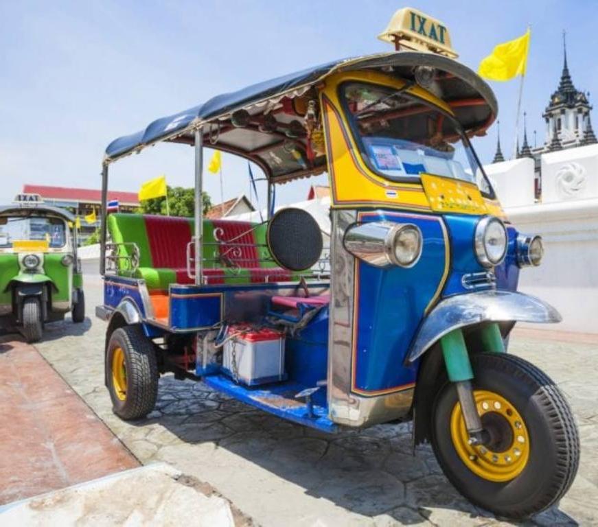 Автобус-амфибия, бамбуковый поезд и коко-такси: 10 странных способов добраться из пункта А в пункт Б