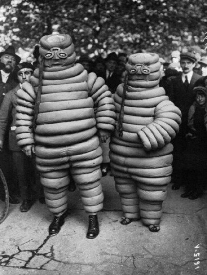 Как выглядели раньше костюмы, которые носили на Хэллоуин: странные наряды прошлого века