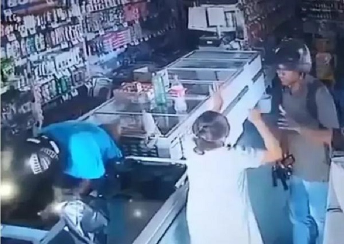 Манерный и воспитанный вор: во время ограбления аптеки мужчина сжалился над бабушкой, поцеловав ее макушку (видео)