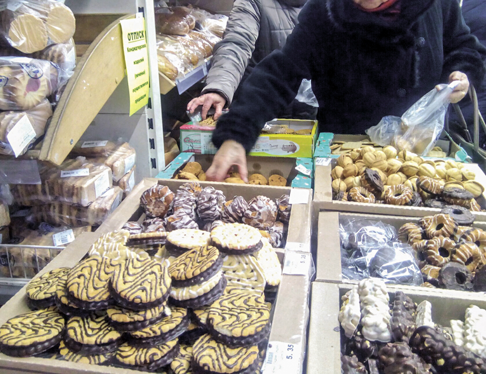 Неправильно взвешивают продукты, активно дегустируют печеньки: покупатели тоже обманывают супермаркеты