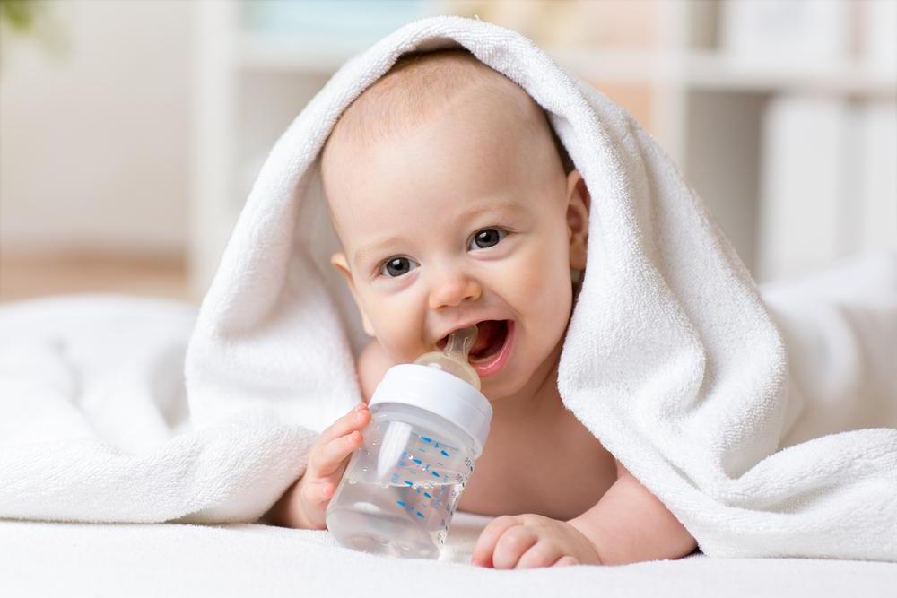 Многие даже не догадываются о последствиях: почему малышам нельзя пить воду