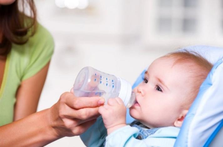 Многие даже не догадываются о последствиях: почему малышам нельзя пить воду