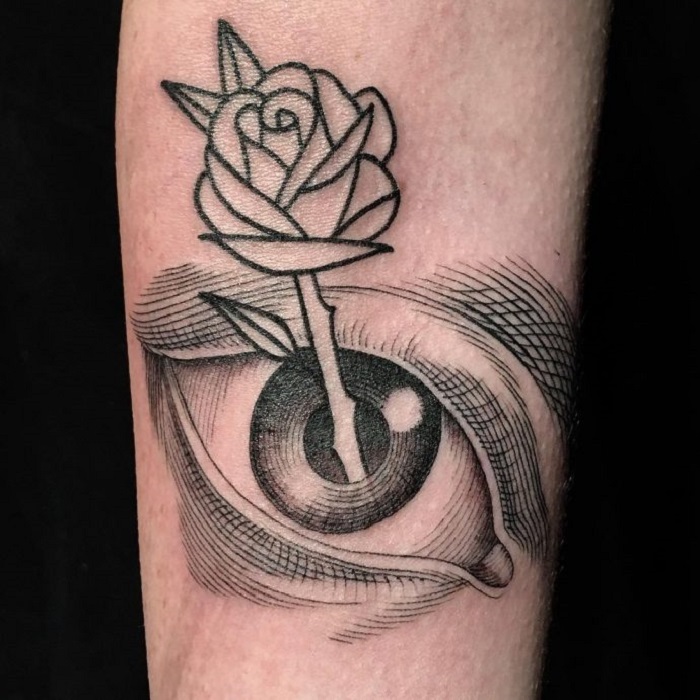 "Окно доверия": татуировщик предлагает бесплатное тату всем тем, кто осмелится сделать его вслепую