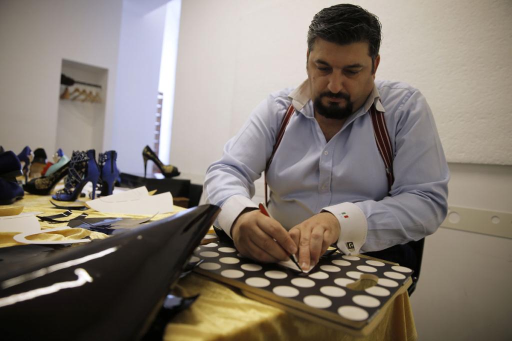 Алмазы, чистое золото и кусочек аргентинского метеорита: итальянский дизайнер создал туфли за 20 млн долларов
