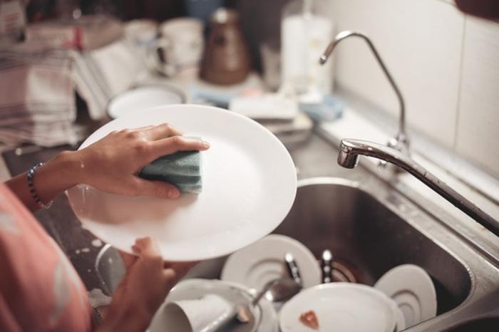 "Не имеете права заставлять нас мыть посуду!": ответ отца дочерям достоин премии