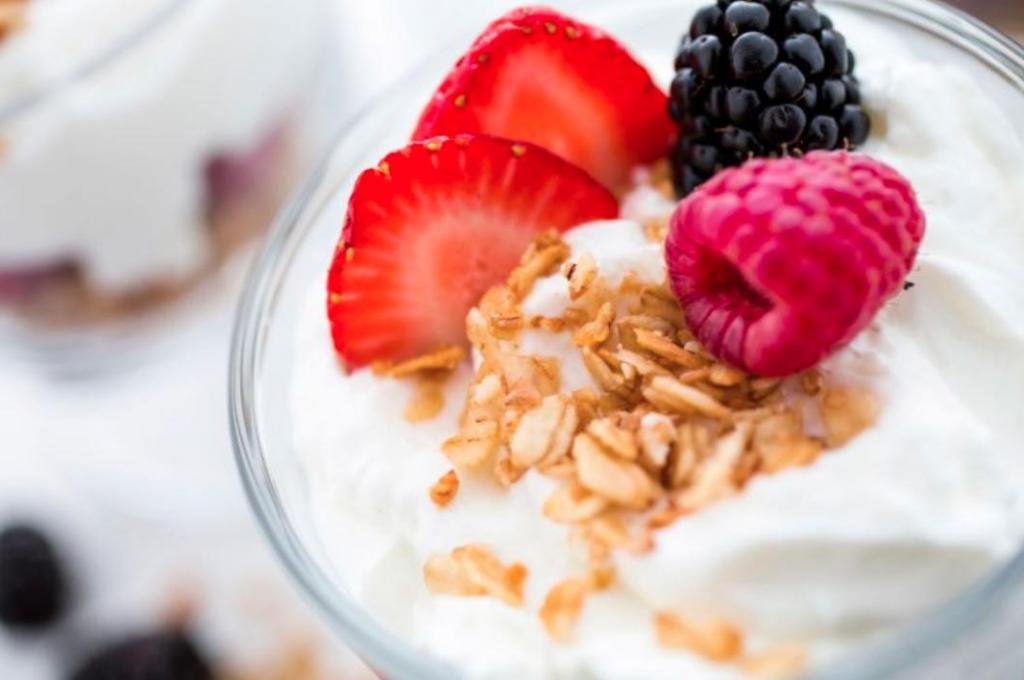 Орехи, йогурт и другие полезные перекусы, которые помогут вам быстро утолить голод