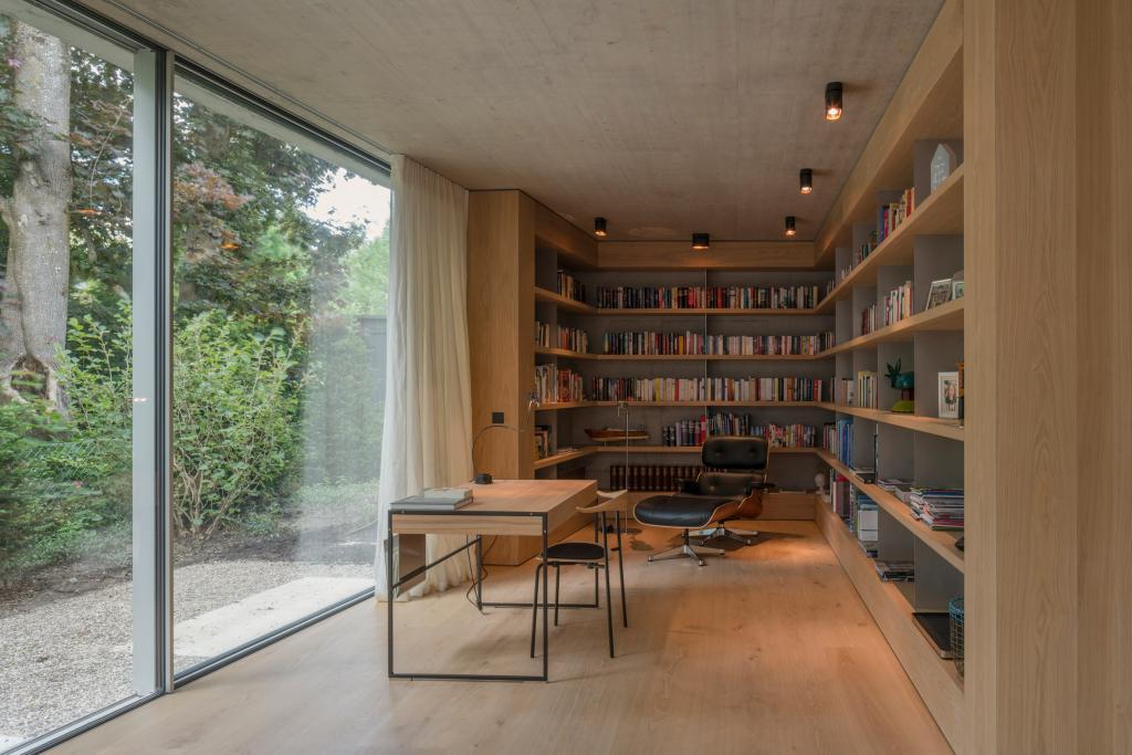 Стильный минимализм: в Германии построили дом из необработанных материалов