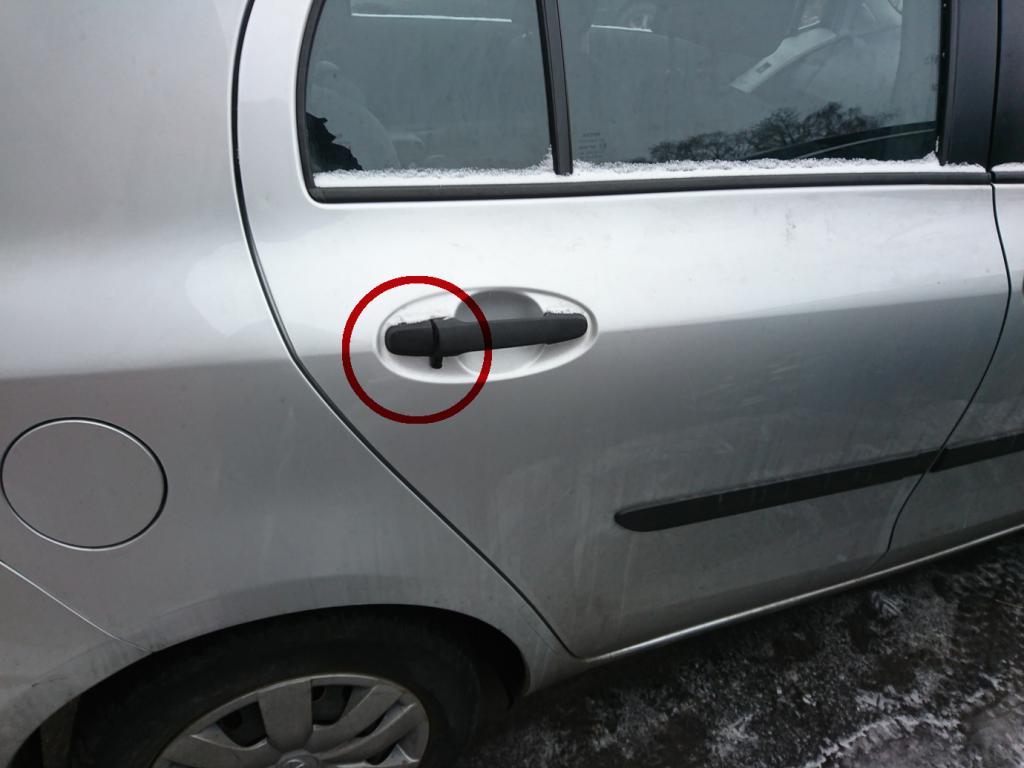 Перед тем как оставить машину, посмотрите, нет ли вставленной в зазор между ручкой и замком монетки