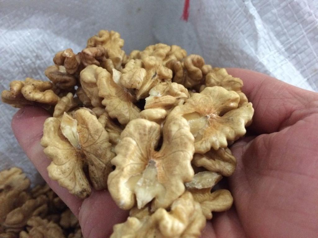 Мой друг зарабатывает на обычных грецких орехах. Он научил нас, как очистить плоды не повредив ядра: получаются идеальные "бабочки"