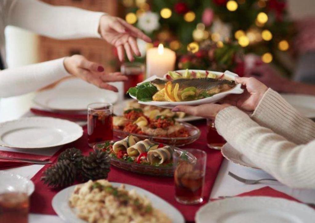 Не появляться на празднике голодным и другие способы избежать переедания на семейных обедах