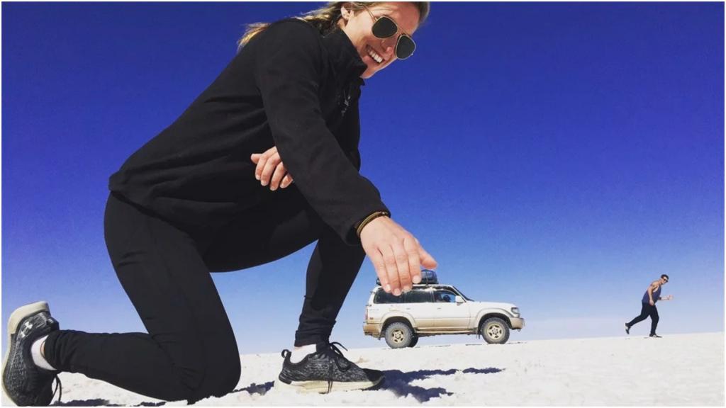 Девушка путешествовала по Боливии к соляному отелю. По дороге делала фотографии, от которых в восторге ее подписчики