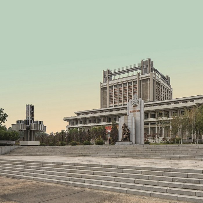 Столица Северной Кореи: мир китча, цвета и драмы, напоминающий фильм Уэса Андерсона... (фото)
