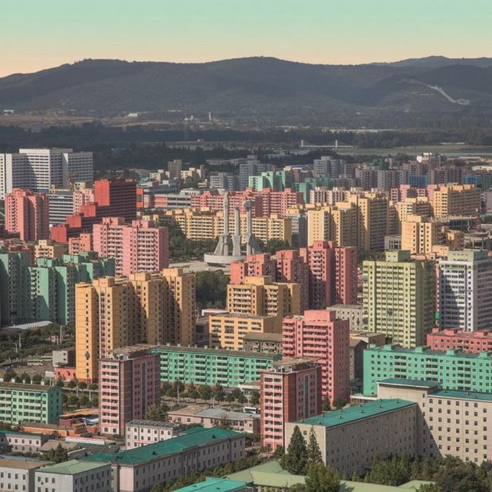 Столица Северной Кореи: мир китча, цвета и драмы, напоминающий фильм Уэса Андерсона... (фото)