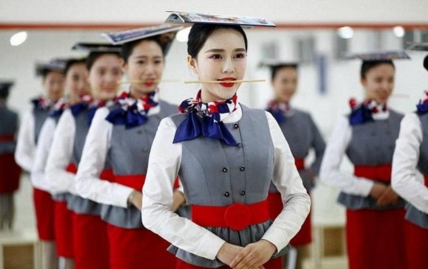 От идеальной улыбки до нейтрализации преступников: через что приходится пройти женщинам в Китае, чтобы получить работу стюардессы