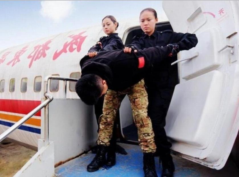 От идеальной улыбки до нейтрализации преступников: через что приходится пройти женщинам в Китае, чтобы получить работу стюардессы