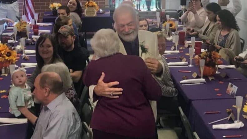 "Каждое утро я понимаю, что люблю ее еще больше": одноклассники Харви и Аннет встретились через 63 года и поняли, что любовь все еще жива