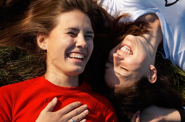Ученые доказали, что женщины любят своих близких друзей больше, чем партнеров