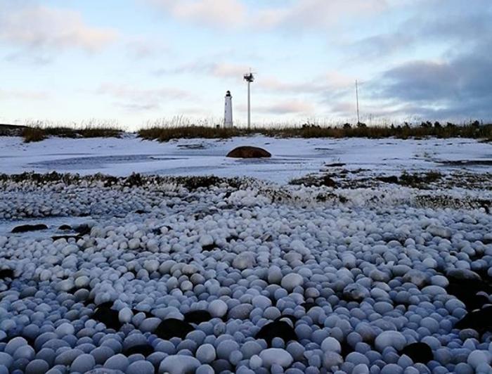 На пляже острова Хайлуото в Финляндии появились «ледяные яйца», но скоро растаяли. Счастливчикам удалось запечатлеть это явление