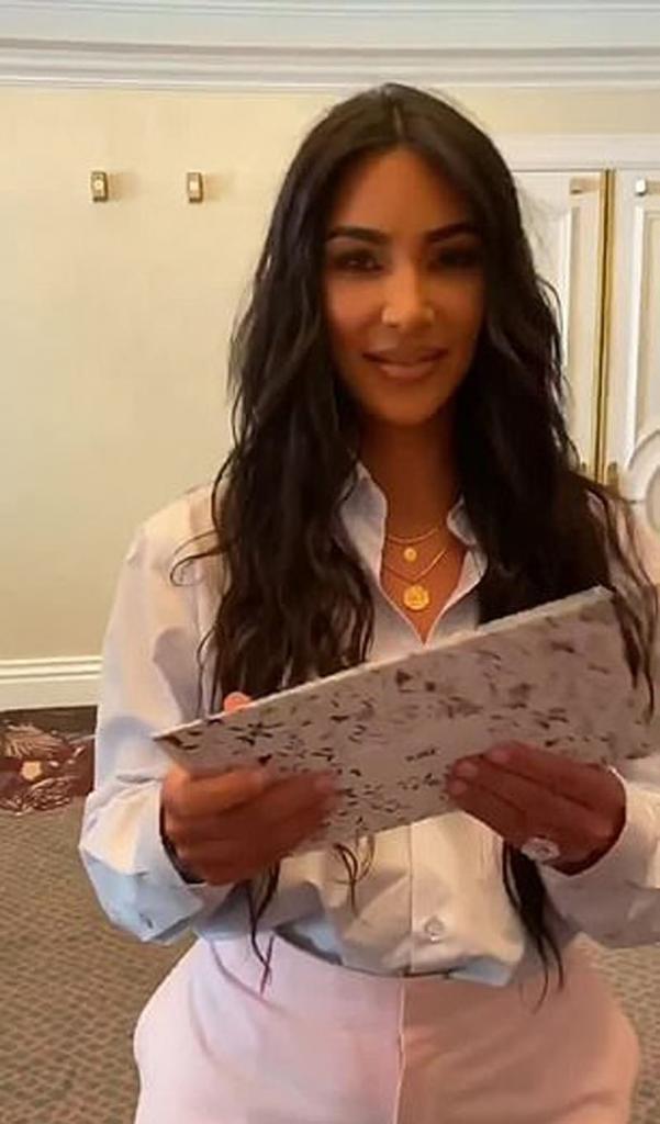 Раскрутила муженька: Ким Кардашьян рассказала, что Канье Уэст дал ей чек на миллион долларов за то, что она не разместила пост о рекламе одежды