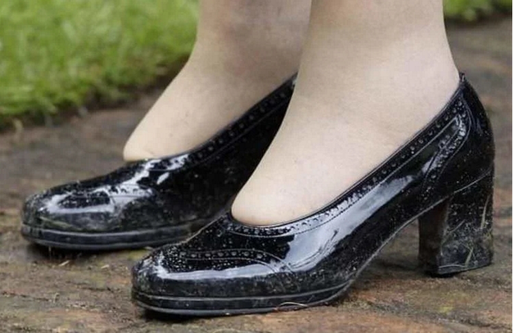 Тайна королевских башмачков: портниха Елизаветы II рассказала, что Ее Величество предпочитает ношеную обувь