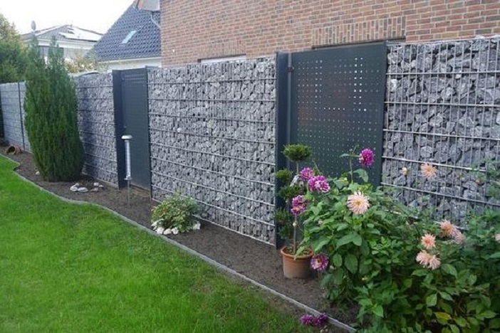 Новый тренд ограждения частного дома - заборы из камня (фото идей)