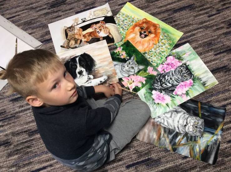 9-летний Паша придумал оригинальный способ помочь приютам для животных. Юный благотворитель рисует котов и собак, после чего продает картины