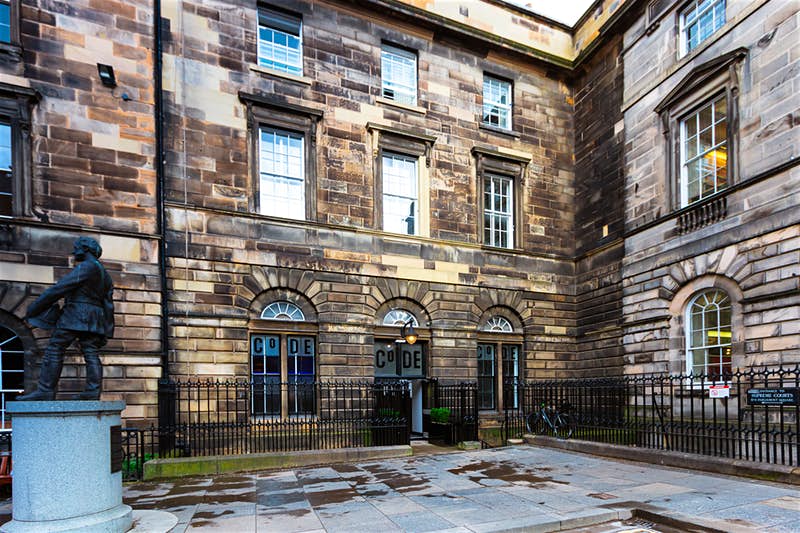 Бывшее здание суда и тюрьмы в Эдинбурге было переделано в роскошную гостиницу с отдельными номерами в камерах