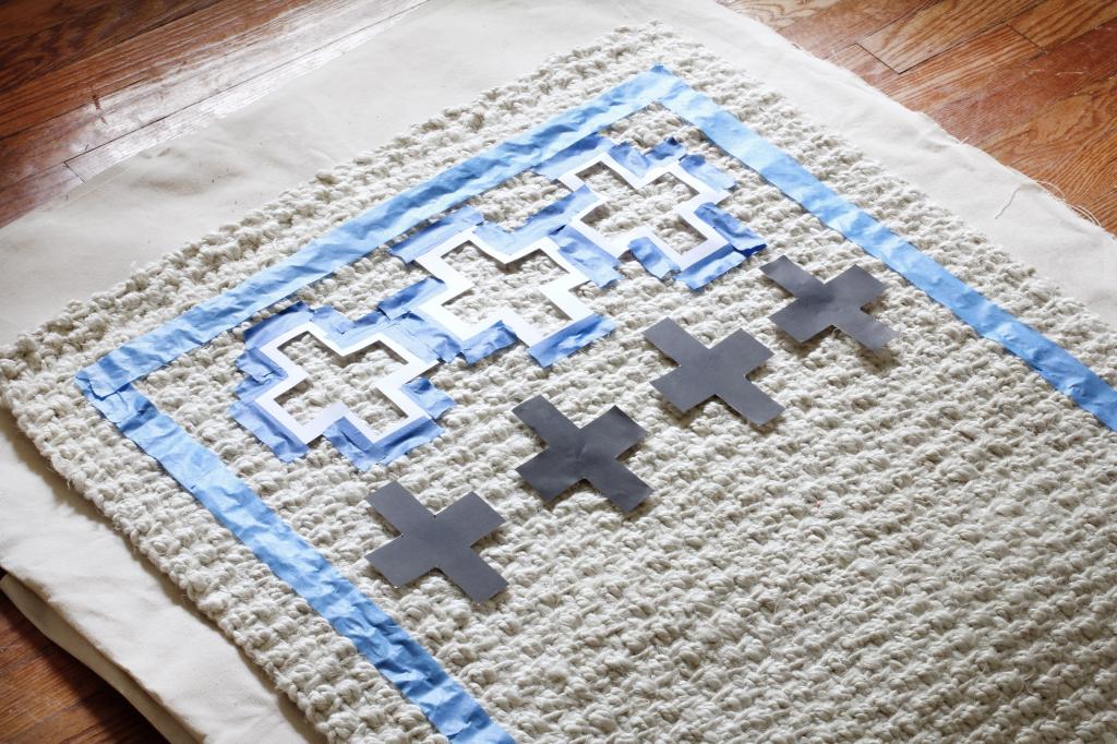 Краски и немного фантазии: как превратить скучный белый коврик в красивый элемент декора
