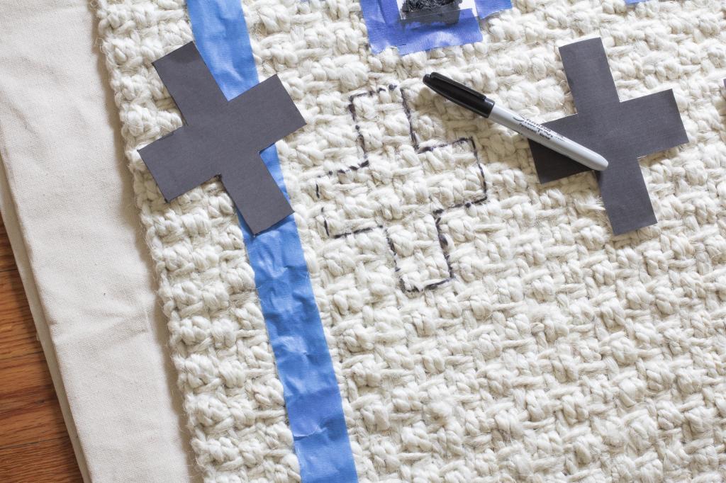 Краски и немного фантазии: как превратить скучный белый коврик в красивый элемент декора
