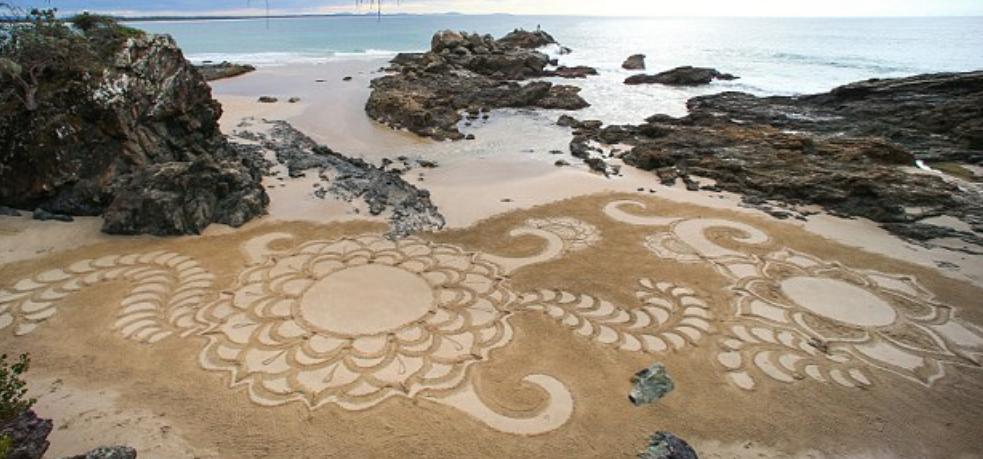 Художница Хлоя Дики создает красивые рисунки из песка, используя в качестве холста пляж