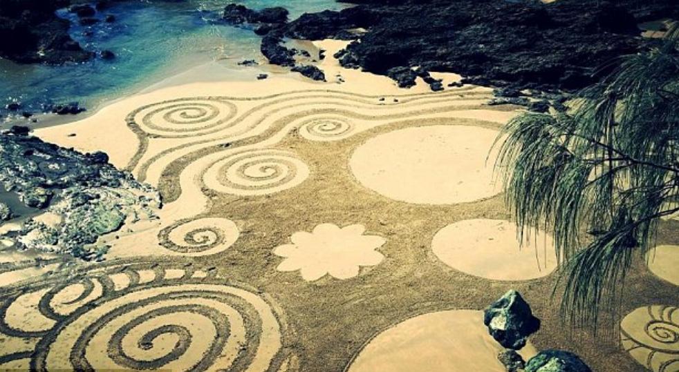 Художница Хлоя Дики создает красивые рисунки из песка, используя в качестве холста пляж