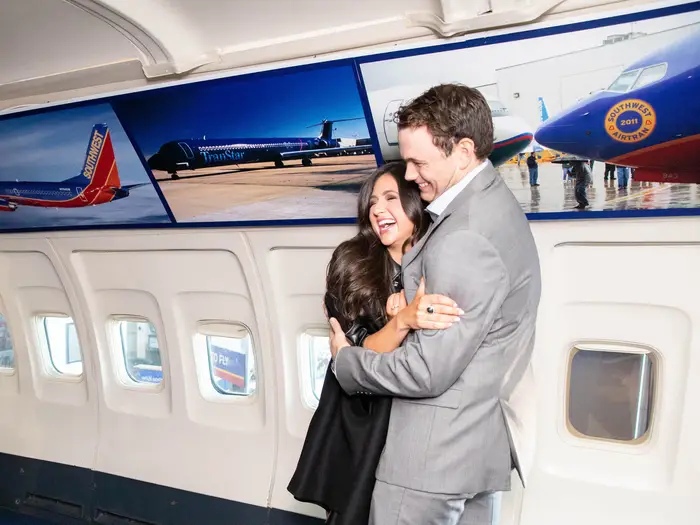 Влюбленные решили обручиться в самолете, благодаря которому они познакомились. Авиакомпания была рада их поздравить