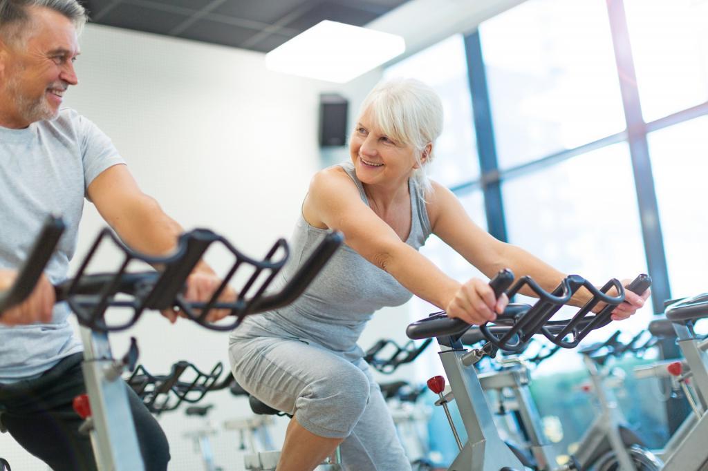 Кардиотренировки и становая тяга могут быть опасны: какие упражнения не рекомендуется делать людям после 50 лет